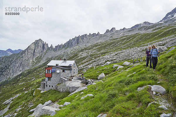 Zwei Frauen wandern im Val Bondasca  Bergell  Graubünden  Schweiz