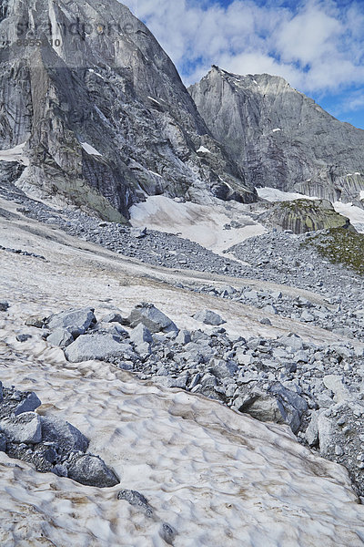 Schneefelder und Gerollhalden am Piz Cengalo  Val Bondasca  Graubünden  Schweiz