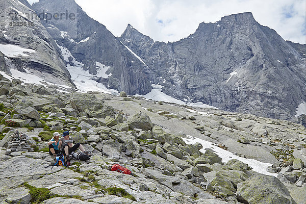 Zwei Wanderinnen rasten im Val Bondasca  Bergell  Graubünden  Schweiz