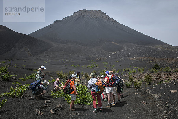 Wanderer vor dem Vulkan Pico do Fogo  Parque Natural do Fogo  Insel Fogo  Kap Verde