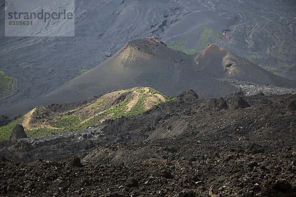 Nebenkrater im Lavafeld des Vulkans Pico do Fogo  Parque Natural do Fogo  Insel Fogo  Kap Verde