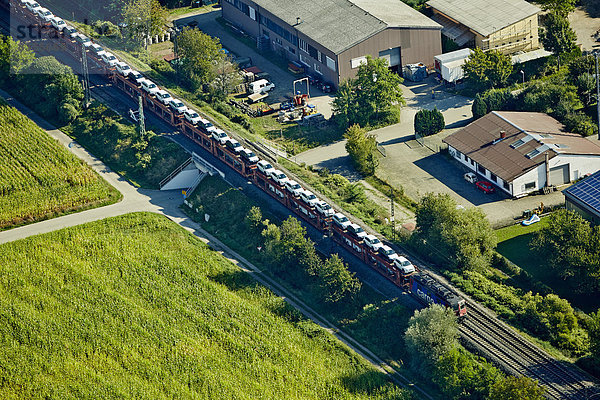 Güterzug mit Neuwagen  Heitersheim  Baden-Württemberg  Deutschland  Luftbild