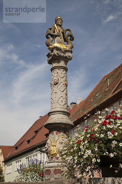 Säule mit Figur auf dem Herrenbrunnen  Rothenburg ob der Tauber  Franken  Bayern  Deutschland