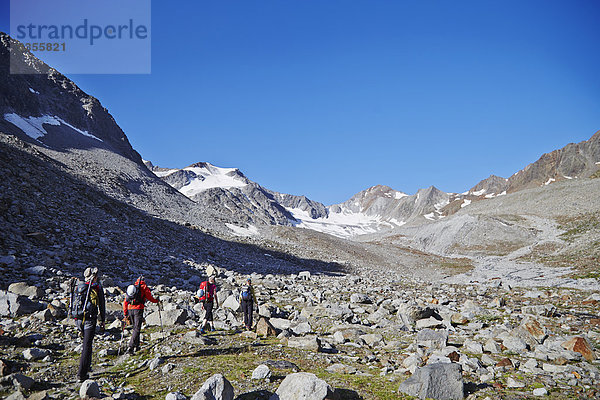 Bergsteiger im Pitztal auf dem Zustieg zum Sexegertenferner  Tirol  Österreich