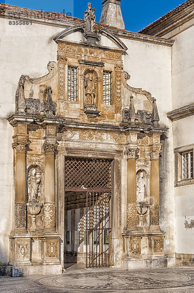 Eingangstür der Juristischen Fakultät  Universität Coimbra  UNESCO-Weltkulturerbe  Coimbra  Region Centro  Portugal
