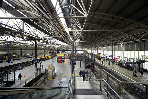 Bahnsteige und Gleise der Leeds Main Station  Hauptbahnhof  City of Leeds  Leeds  West Yorkshire  England  Großbritannien