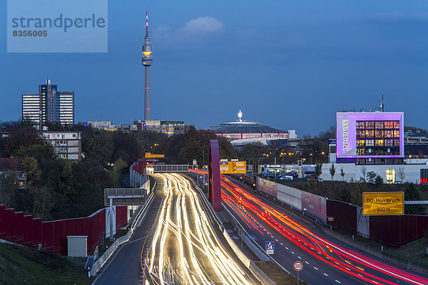 Autobahn A40 oder Ruhrschnellweg mit der Skyline von Dortmund  hinten der Florianturm  Dortmund  Nordrhein-Westfalen  Deutschland