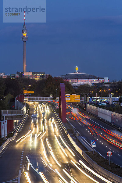 Autobahn A40 oder Ruhrschnellweg mit der Skyline von Dortmund  hinten der Florianturm und die Westfalenhalle  Dortmund  Nordrhein-Westfalen  Deutschland