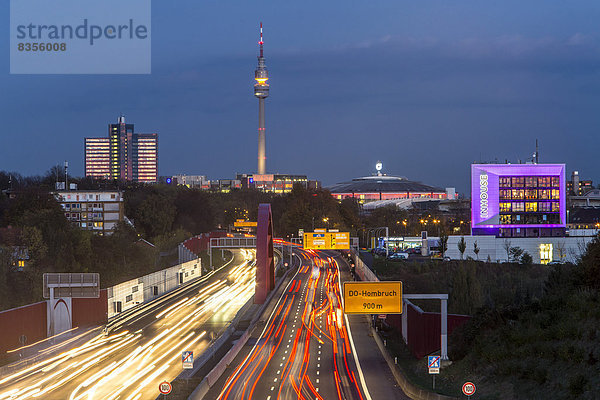 Autobahn A40 oder Ruhrschnellweg mit der Skyline von Dortmund  hinten der Florianturm  Dortmund  Nordrhein-Westfalen  Deutschland