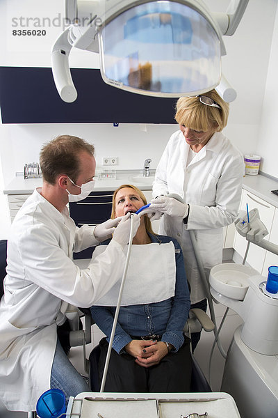Frau beim Zahnarzt  bei einer Behandlung  Deutschland