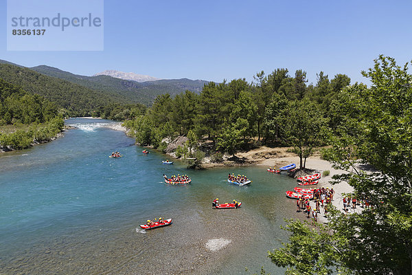 Paddler beim Rafting auf dem Fluss Köprüçay  Köprülü-Kanyon-Nationalpark  Provinz Antalya  Türkei