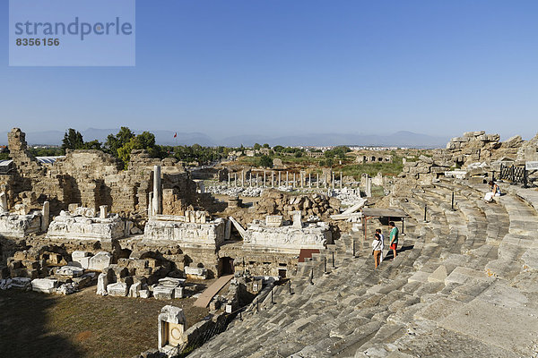Blick vom Theater über die antike Stadt Side  Pamphylien  Provinz Antalya  Türkei