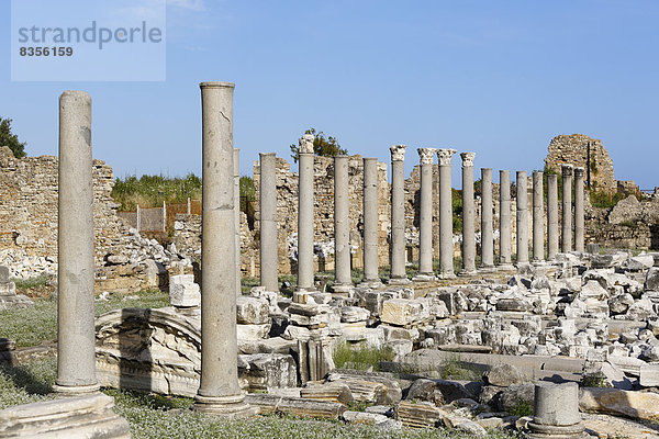 Säulenreihe an der Agora  antike Stadt Side  Pamphylien  Provinz Antalya  Türkei