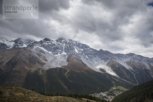 Der Ortler oder Ortles  3905m  und unten Sulden  Nationalpark Stilfser Joch  Provinz Südtirol  Trentino-Südtirol  Italien