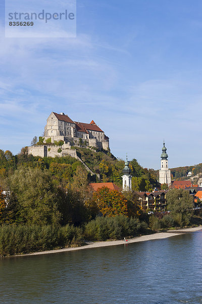Burg zu Burghausen  vorne die Salzach  Burghausen  Oberbayern  Bayern  Deutschland