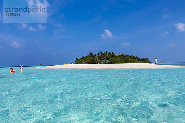 Urlauber im Meer  Insel Embudu  Süd-Malé-Atoll  Malediven