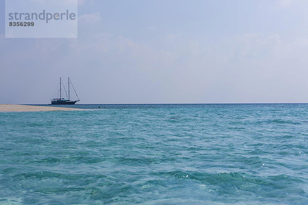 Segelboot in einer Lagune  Nord-Malé-Atoll  Malediven