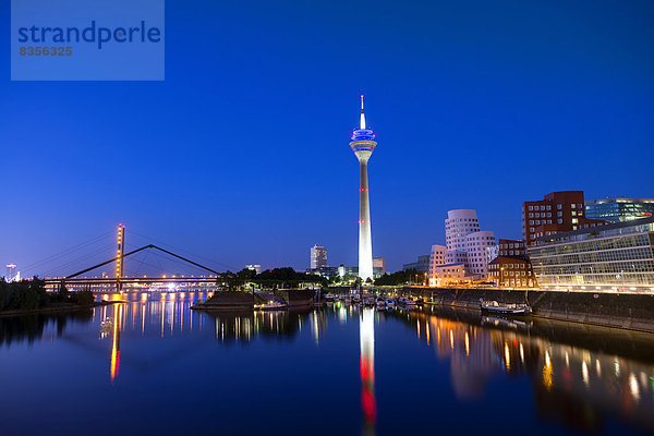Der Rheinturm und der Neue Zollhof oder Gehry-Bauten im Medienhafen  Düsseldorf  Nordrhein-Westfalen  Deutschland
