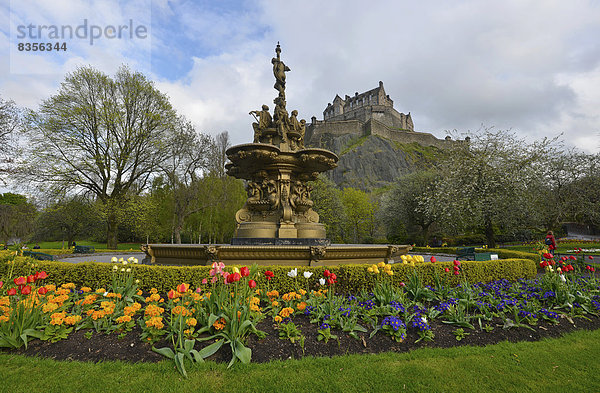 Der Ross-Brunnen in den Princes Street Gardens  öffentlicher Park  hinten das Edinburgh Castle  Edinburgh  Schottland  Großbritannien