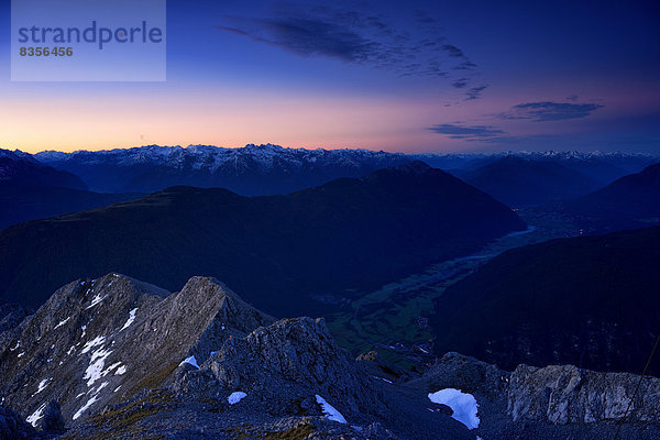 Blaue Stunde über dem Inntal  Ehrwald  Tirol  Österreich