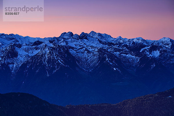 Blaue Stunde und Abendrot über den Bergen  Ehrwald  Tirol  Österreich