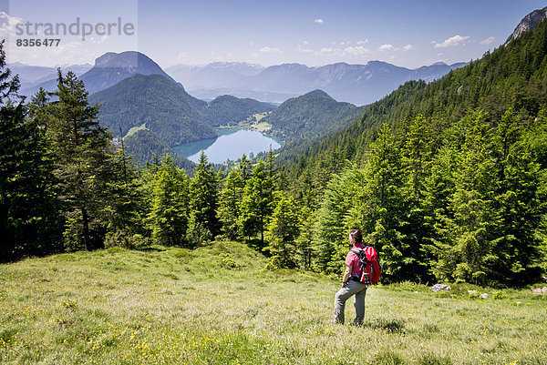 Wanderin schaut vom Wilder-Kaiser-Steig aus auf den Hintersteiner See  am Wilden Kaiser  Kaisergebirge  bei Ellmau  Tirol  Österreich