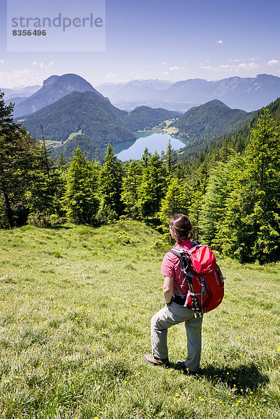 Wanderin schaut vom Wilder-Kaiser-Steig aus auf den Hintersteiner See  am Wilden Kaiser  Kaisergebirge  bei Ellmau  Tirol  Österreich