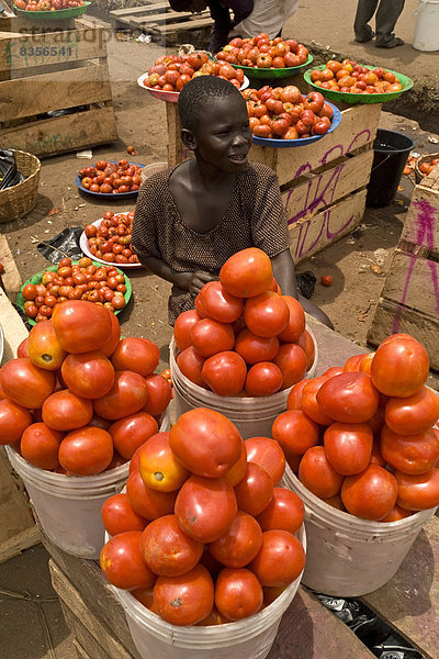 Kind verkauft importierte Tomaten  Accra  Greater Accra Region  Ghana