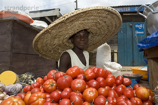 Mädchen verkauft Tomaten auf dem Markt  Nsawam  Eastern Region  Ghana