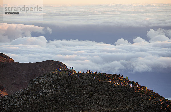 Touristen am Gipfel des Vulkans Haleakala bei Sonnenaufgang  Haleakal?-Nationalpark  Maui  Hawaii  USA