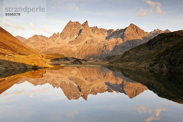 Der Patteriol  3056m  spiegelt sich im Langer See  Silbertal  Vorarlberg  Österreich