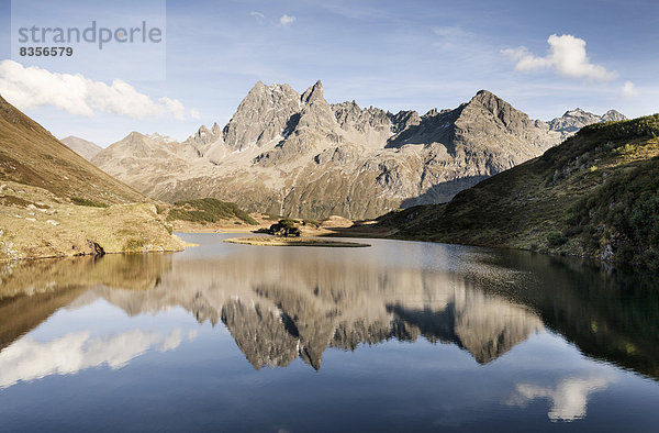 Der Patteriol  3056m  spiegelt sich im Langer See  Silbertal  Vorarlberg  Österreich
