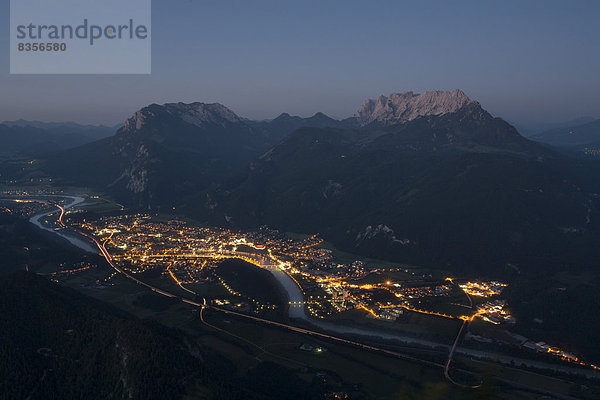 Kufstein bei Nacht  hinten das Kaisergebirge  Kufstein  Tirol  Österreich