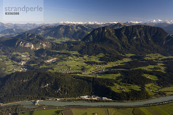 Kulturlandschaft im Tiroler Unterland  Ausblick vom Inntal in die Hohen Tauern  Kirchbichl  Tirol  Österreich