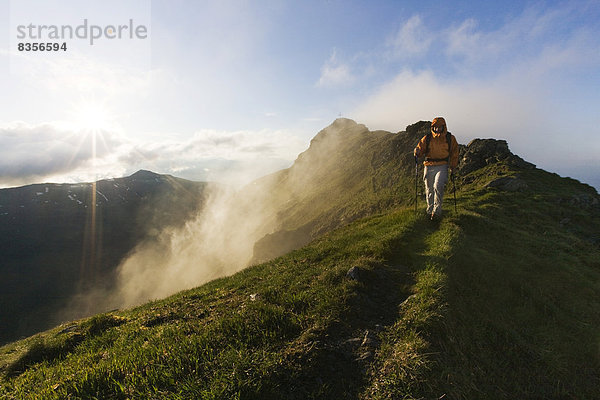 Wanderer auf dem Gipfel des Großen Galtenbergs im Abendlicht  Alpbachtal  Tirol  Österreich