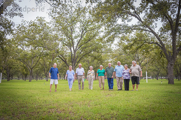 USA  Texas  Seniorengruppe im Park