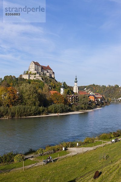 Deutschland  Bayern  Burghausen  Schlossanlage mit Salzach