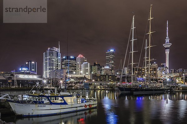 Hafen  Nacht  Großstadt  Pazifischer Ozean  Pazifik  Stiller Ozean  Großer Ozean  Ansicht  neuseeländische Nordinsel  Auckland  Neuseeland