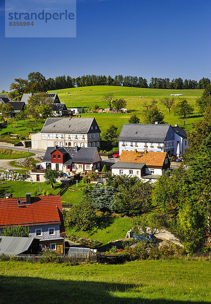 Deutschland  Sachsen  Hinterhermsdorf  Stadtbild mit Oberlausitzer Häusern