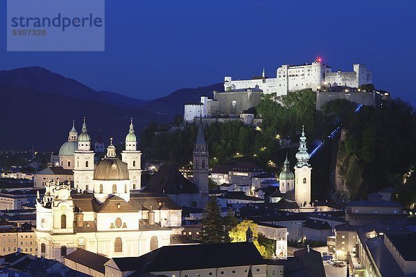 hoch  oben  Europa  Stadt  Festung  Kathedrale  Ansicht  Flachwinkelansicht  UNESCO-Welterbe  Winkel  Österreich  Abenddämmerung  alt  Salzburg  Salzburger Land