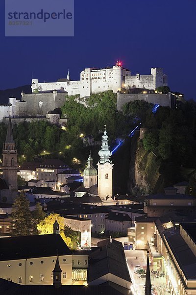 hoch  oben  Europa  Stadt  Festung  Kathedrale  Ansicht  Flachwinkelansicht  UNESCO-Welterbe  Winkel  Österreich  Abenddämmerung  alt  Salzburg  Salzburger Land