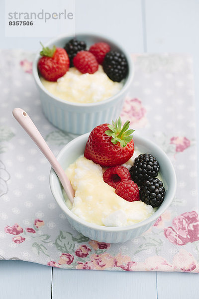 Vanillepudding mit Eischnee und frischen Früchten