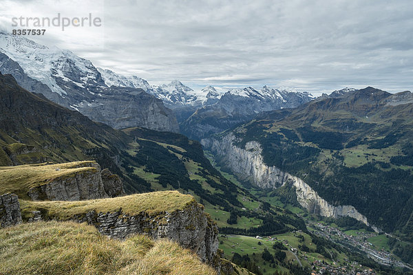 Schweiz  Berner Oberland  Blick von Maennlichen ins Lauterbrunnertal