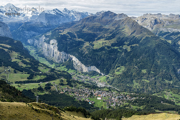 Schweiz  Berner Oberland  Blick von Maennlichen ins Lauterbrunnertal