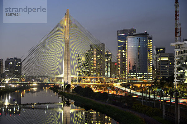 Brasilien  Sao Paulo  Bezirk Morumbi  Wolkenkratzer  Finanzzentrum  Brücke Octavio Frias de Oliveira