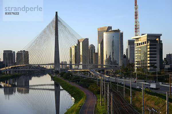 Brasilien  Sao Paulo  Bezirk Morumbi  Wolkenkratzer  Finanzzentrum  Brücke Octavio Frias de Oliveira