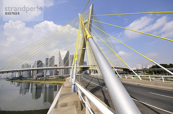Brasilien  Sao Paulo  Bezirk Morumbi  Wolkenkratzer  Finanzzentrum  Brücke Octavio Frias de Oliveira