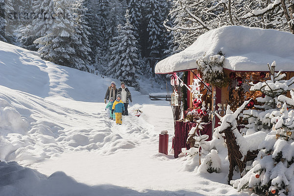 Österreich  Altenmarkt  Familie auf dem Weihnachtsmarkt