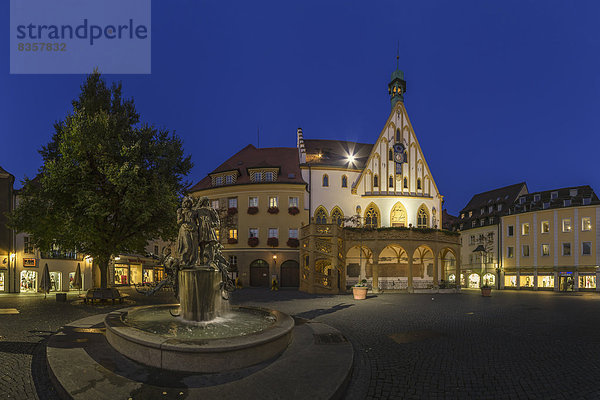 Deutschland  Bayern  Amberg  Blick auf das gotische Rathaus mit Hochzeitsbrunnen