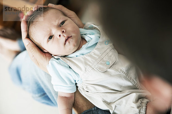 Junger Vater mit seinem neugeborenen Sohn